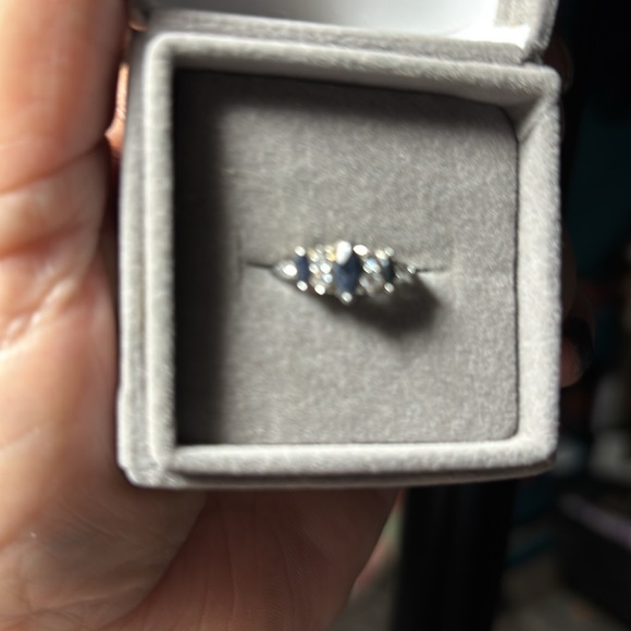 Avon genuine Sapphire ring size 8 - Picture 2 of 6